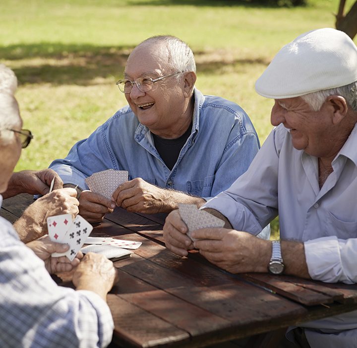 cuidados paliativos - hombres jugando a las cartas