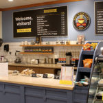 Las comidas pueden entregarse en su habitación, o usted y sus visitas pueden comer en el Doc Rock Café, que ofrece deliciosas comidas elaboradas con muchas verduras, frutas, carnes y productos lácteos de producción local.
