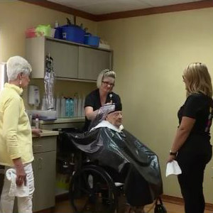 Volunteers bring salon services to hospice patients