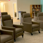 Los cómodos sillones permiten que los clientes se sientan a gusto viendo películas y programas para sentirse bien.