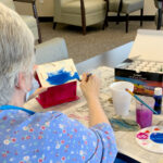 La artesanía es una de las muchas actividades mentalmente estimulantes que los clientes pueden probar en Centro de Cuidado Diurno para Adultos.